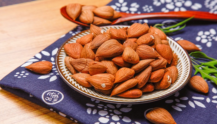 甜杏仁和苦杏仁的区别 甜杏仁和苦杏仁有什么区别 甜杏仁和苦杏仁的区别 甜杏仁和苦杏仁有什么区别