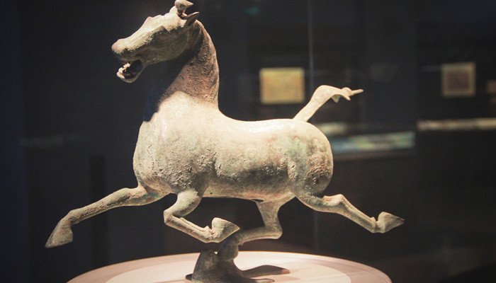 马踏飞燕是什么朝代的 马踏飞燕是什么朝代的青铜器