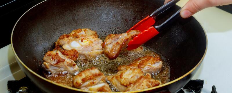 烧肉怎样避免崩油 炒五花肉如何防止溅油