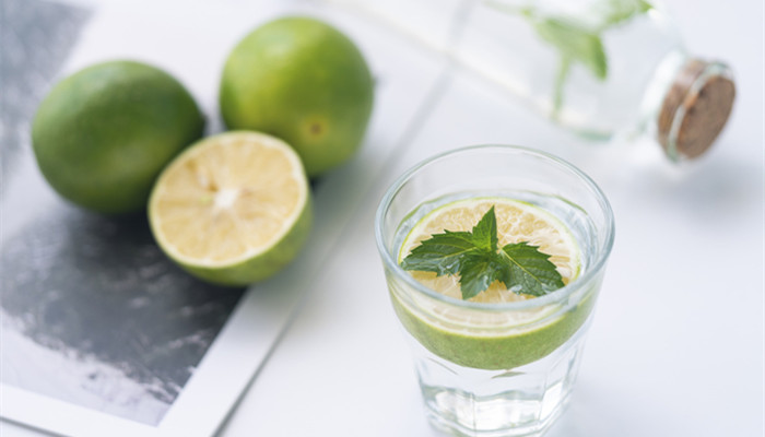 柠檬水什么时候喝 柠檬水什么时候喝效果最佳