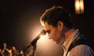 看一个男人是否爱你表现是什么（一个男人爱你是什么样的表现）