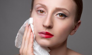 脸上油脂分泌过多怎么办（脸上油脂多怎么解决）