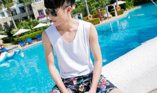 男生怎么选泳衣（男宝泳衣怎么选）