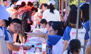 大学新生报道需要带的东西（大学新生报道需要带行李吗）