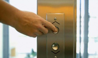 门打不开了怎么办（门打不开了怎么办有钥匙拧不动）