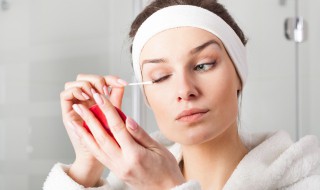 脸上的脂肪粒怎么去除（脸部的脂肪粒怎么去除）