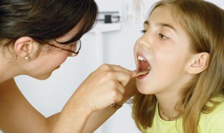 鱼刺卡了喉咙里面怎么办?（鱼刺卡了喉咙里面怎么办? 自救）