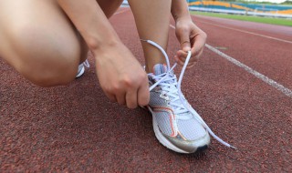 系男鞋带的方法（男鞋系鞋带方法图解）