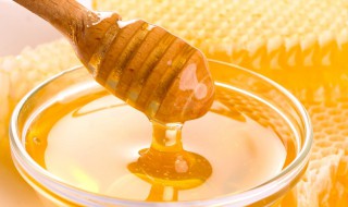 脸上抹蜂蜜有什么功效（蜂蜜抹在脸上有什么功效）