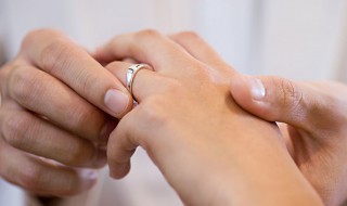 手上戴戒指的含义（男人手上戴戒指的含义）