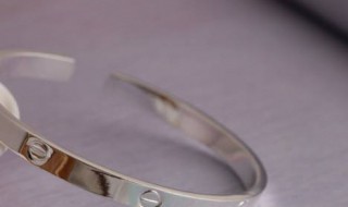 戴银手镯应该戴在哪只手上（银镯应该戴在哪一个手上）