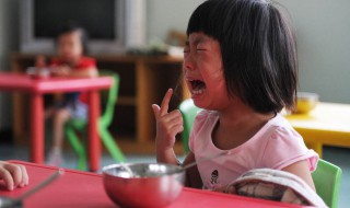 孩子第一次上幼儿园会哭怎么安慰（小孩子第一次上幼儿园哭怎么办）