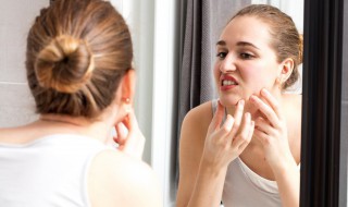 脸颊两边起痘的原因（脸颊两边起痘的原因中医）