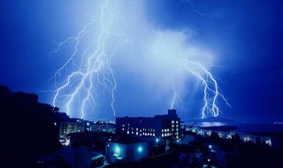 梦见打雷下雨（梦见打雷下雨房子漏雨是怎么回事）