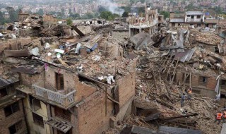 梦见楼房倒塌（梦见楼房倒塌自己和家人都安然无恙）