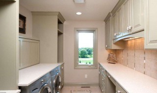 门口放镜子有什么讲究（门口放镜子有什么讲究没）