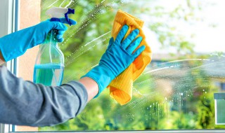 玻璃胶如何清洗（洗手盆里的玻璃胶如何清洗）