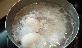 熟鸡蛋滚脸的正确步骤（熟鸡蛋怎么滚脸）