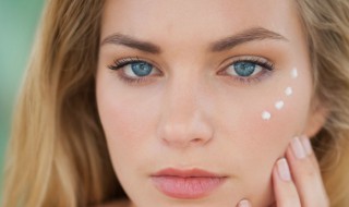 涂眼霜的正确手法（眼霜的正确涂抹方式）