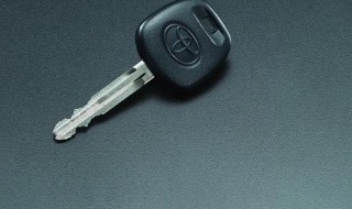 钥匙拔不出来的小技巧（钥匙拔不出来的小技巧视频）