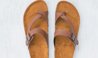 拖鞋前面磨脚的小妙招（拖鞋前面磨脚的小妙招视频）