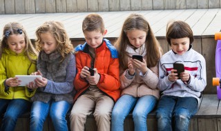 青少年如何正确使用手机（青少年如何正确使用手机英语作文）