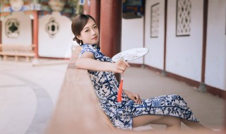 穿旗袍怎样优雅下蹲（穿旗袍怎么蹲）