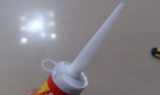 玻璃胶味道怎么快速去除方法（玻璃胶的味道怎么快速去除）