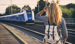 铁路上的红绿灯的作用（铁路上的红绿灯的作用有哪些）