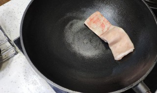 如何清洗铁锅 如何清洗铁锅背面