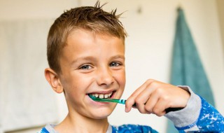 苏打刷牙的正确方法 苏打刷牙的正确方法视频