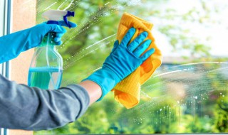 如何清洗玻璃上的胶（玻璃胶怎么清洗）