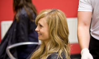 染发剂弄到手上洗不掉了 染发剂染到手洗不掉