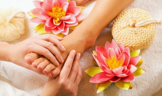 脚后跟干裂起硬皮裂口子怎么办（脚后跟干裂起硬皮裂口子怎么办夏季）