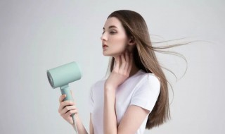 吹风机夹住头发怎么办 头发被吹风机吸住了怎么办