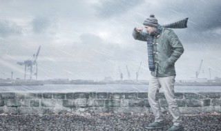 衣服被雨淋了要重新洗吗 没晒干的衣服被雨淋了要重新洗吗