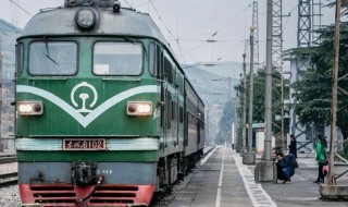 绿皮火车是用电还是用油 绿皮火车是用电还是用油啊