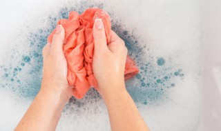 万能胶水粘到衣服上怎么洗掉（衣服粘了万能胶水怎么洗掉）