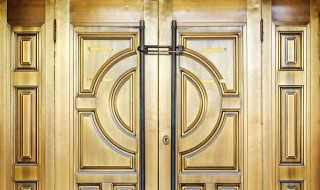 开关门咯吱响滴什么油（开关车门咯吱咯吱异响打什么油）