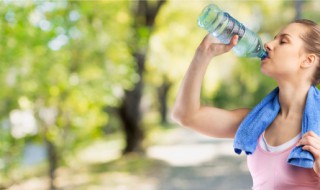 过期的水能喝吗（过期的水为什么不能喝）