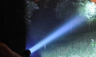 晚上天上扫来扫去灯是什么灯（晚上天上扫来扫去灯是什么灯绿光）