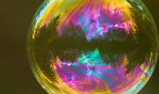 肥皂泡有彩色条纹是因为什么现象 肥皂泡有彩色条纹是因为什么现象造成的