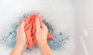 衣服上的黑色中性笔油怎么洗掉（衣服弄上黑色中性笔油怎么办）