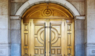 大门用颜色最吉利（大门用什么颜色最吉利）