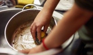 如何清洗砂锅（如何清洗砂锅的糊底）