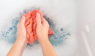 衣服受潮发霉后如何清洗（衣服受潮发霉后如何清洗掉）