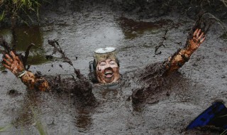 陷入沼泽地如何自救（陷入沼泽地如何自救贝爷）