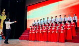 合唱前的简短的朗诵词（校歌合唱前的简短的朗诵词）