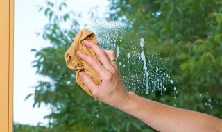 玻璃上有粘胶怎么清理 玻璃粘的胶怎么清理