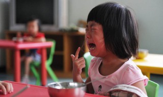 怎么让小孩上幼儿园不哭闹（怎么让孩子上幼儿园不哭闹）